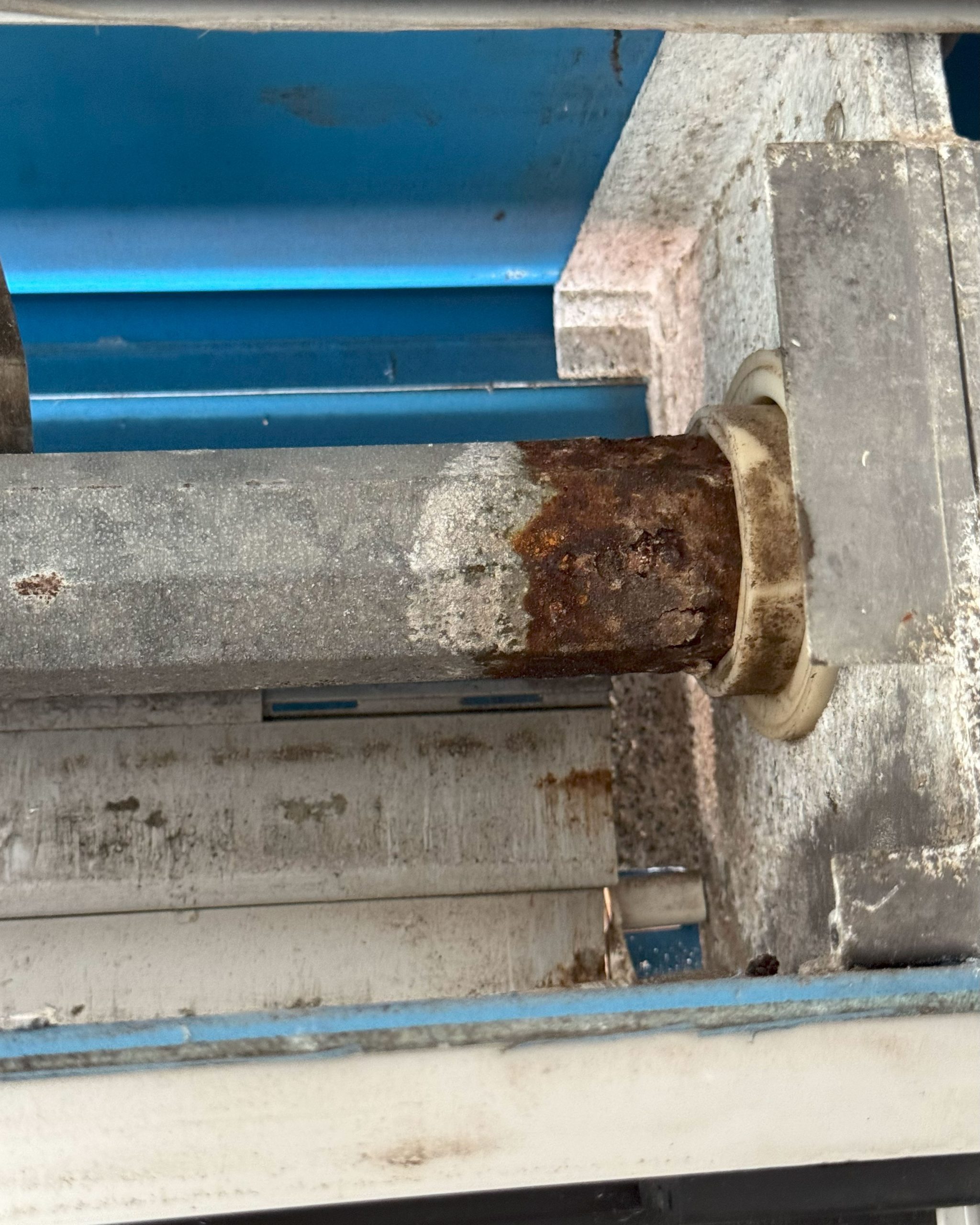 Persianista en Las Palmas reparando eje oxidado